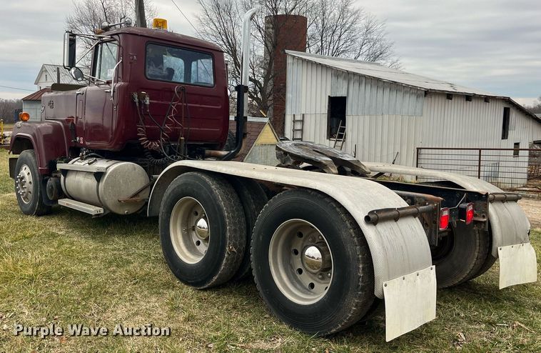 image for item DP2177 1988 Mack RW613  semi truck