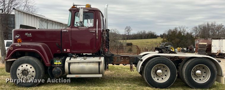 image for item DP2177 1988 Mack RW613  semi truck