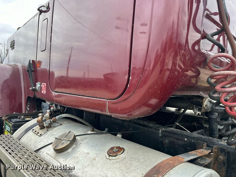 image for item DP2177 1988 Mack RW613  semi truck