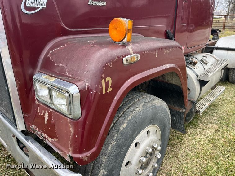 image for item DP2177 1988 Mack RW613  semi truck