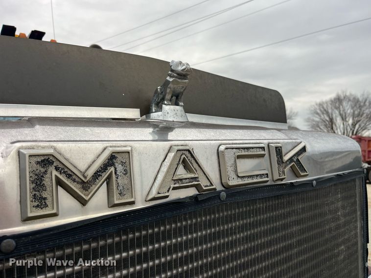 image for item DP2177 1988 Mack RW613  semi truck