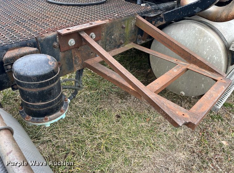 image for item DP2177 1988 Mack RW613  semi truck