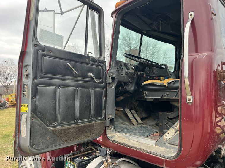 image for item DP2177 1988 Mack RW613  semi truck