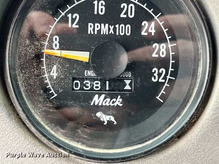 image for item DP2177 1988 Mack RW613  semi truck
