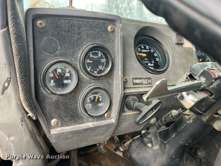 image for item DP2177 1988 Mack RW613  semi truck