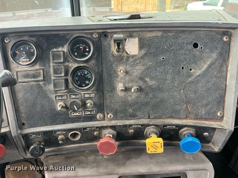 image for item DP2177 1988 Mack RW613  semi truck