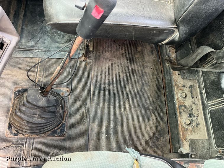 image for item DP2177 1988 Mack RW613  semi truck