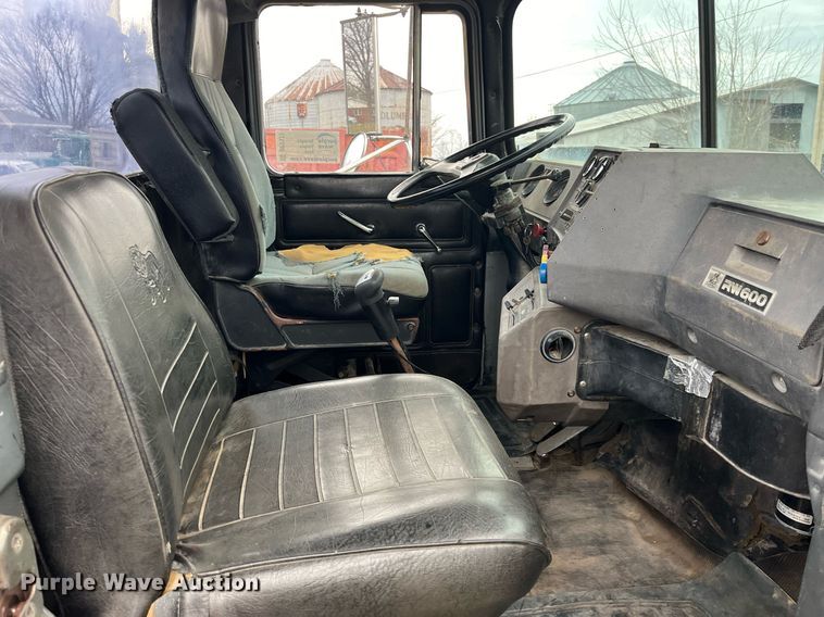 image for item DP2177 1988 Mack RW613  semi truck