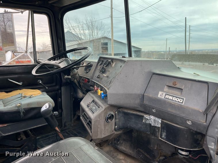 image for item DP2177 1988 Mack RW613  semi truck