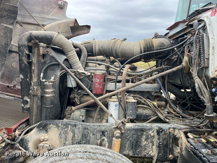 image for item DP2177 1988 Mack RW613  semi truck