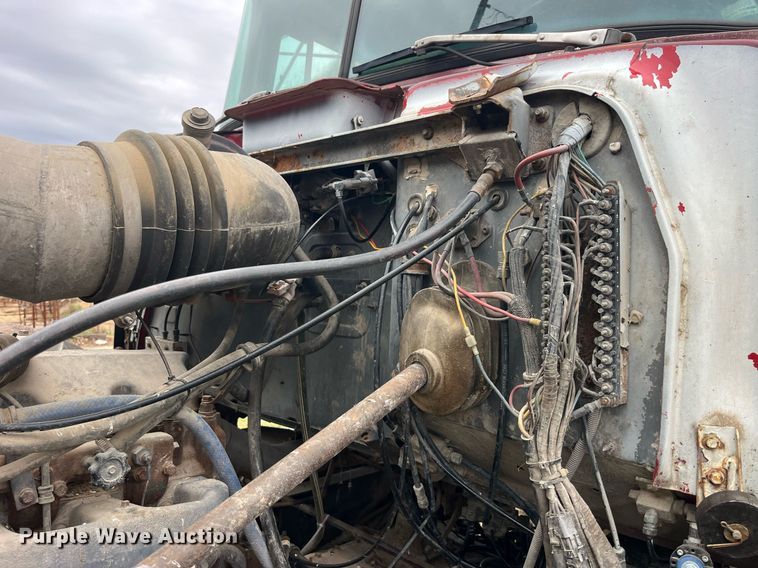 image for item DP2177 1988 Mack RW613  semi truck