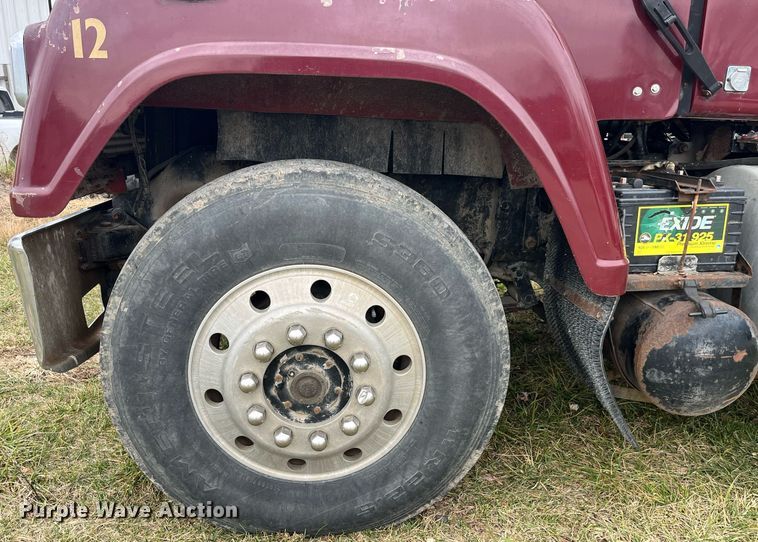 image for item DP2177 1988 Mack RW613  semi truck