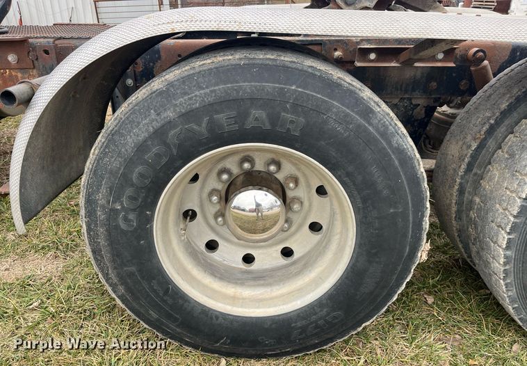 image for item DP2177 1988 Mack RW613  semi truck
