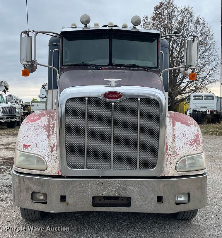 image for item DP2178 2009 Peterbilt 384  semi truck