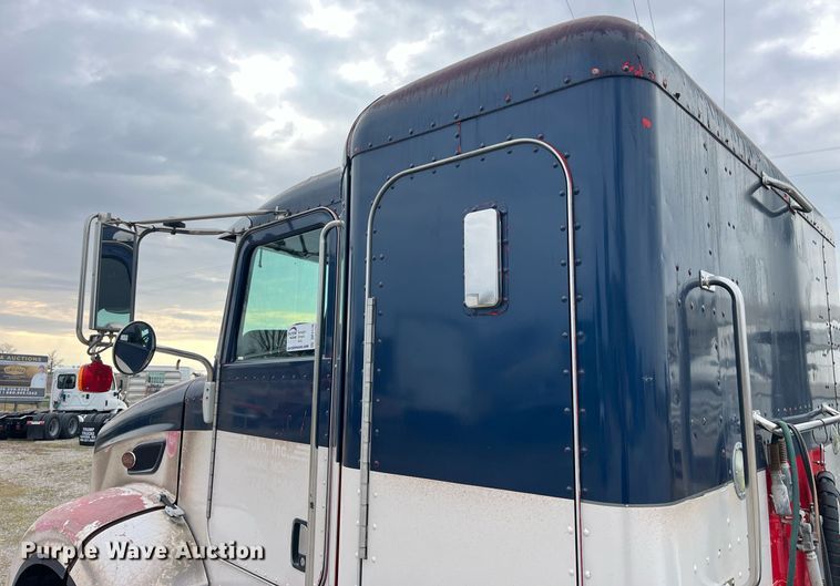 image for item DP2178 2009 Peterbilt 384  semi truck