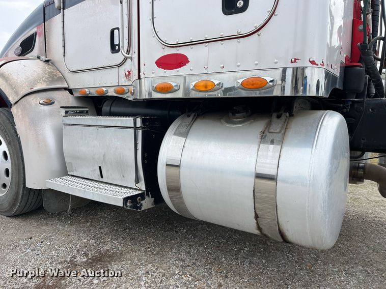 image for item DP2178 2009 Peterbilt 384  semi truck