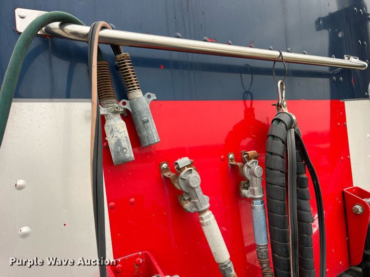 image for item DP2178 2009 Peterbilt 384  semi truck