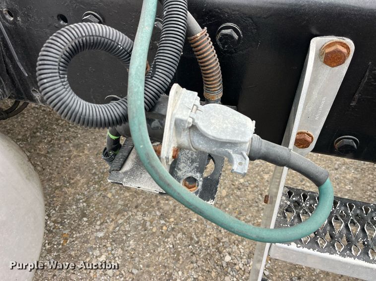 image for item DP2178 2009 Peterbilt 384  semi truck