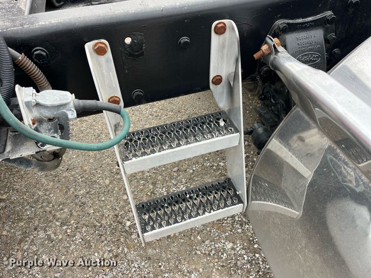 image for item DP2178 2009 Peterbilt 384  semi truck