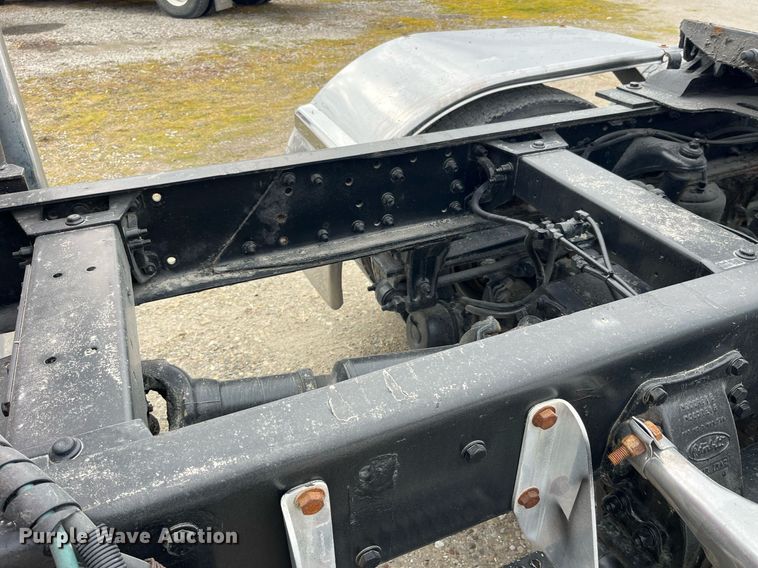 image for item DP2178 2009 Peterbilt 384  semi truck