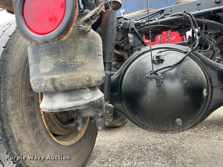 image for item DP2178 2009 Peterbilt 384  semi truck