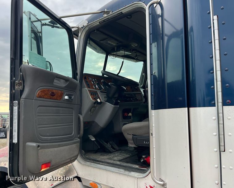 image for item DP2178 2009 Peterbilt 384  semi truck