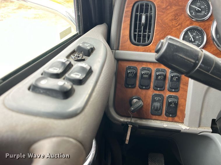 image for item DP2178 2009 Peterbilt 384  semi truck