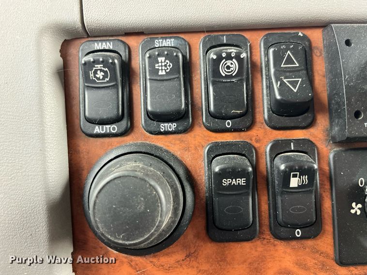 image for item DP2178 2009 Peterbilt 384  semi truck