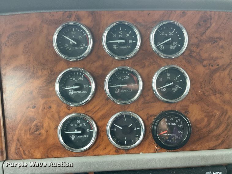 image for item DP2178 2009 Peterbilt 384  semi truck