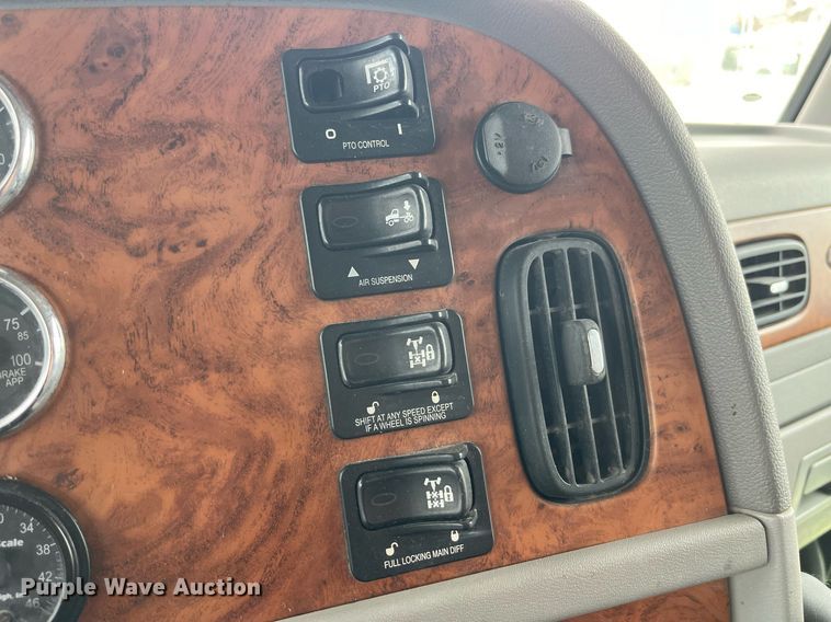 image for item DP2178 2009 Peterbilt 384  semi truck