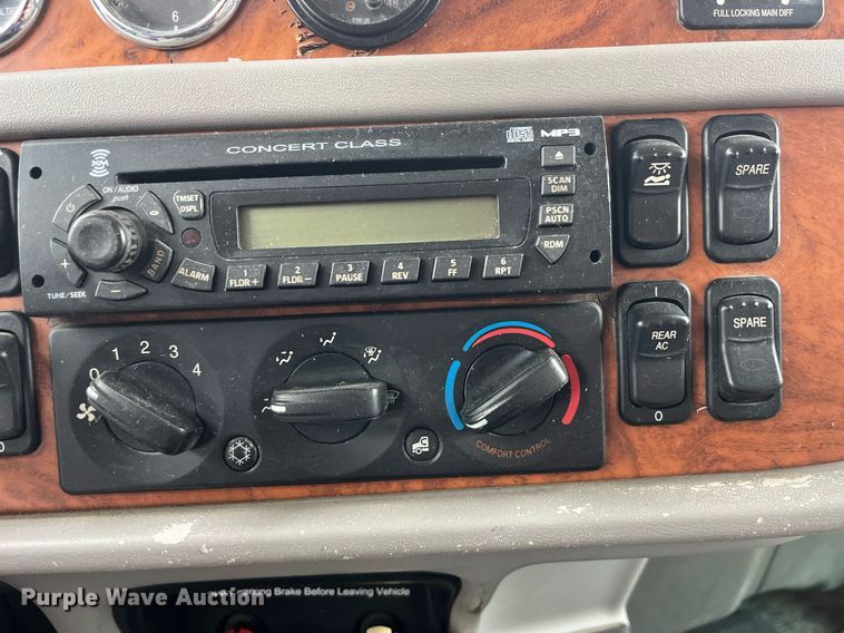 image for item DP2178 2009 Peterbilt 384  semi truck