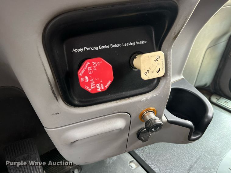 image for item DP2178 2009 Peterbilt 384  semi truck