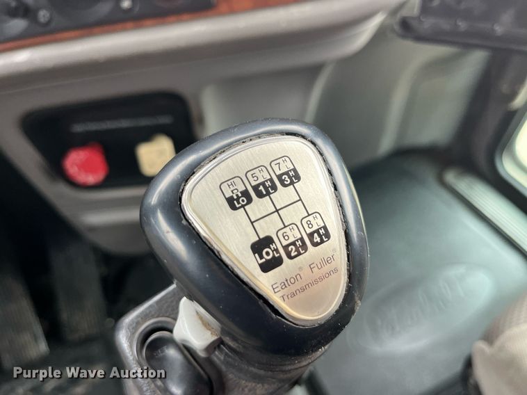 image for item DP2178 2009 Peterbilt 384  semi truck