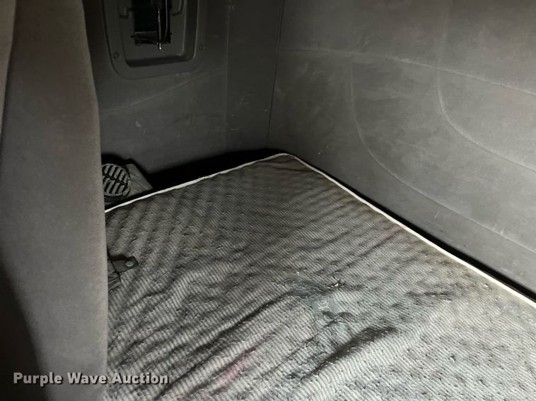 image for item DP2178 2009 Peterbilt 384  semi truck