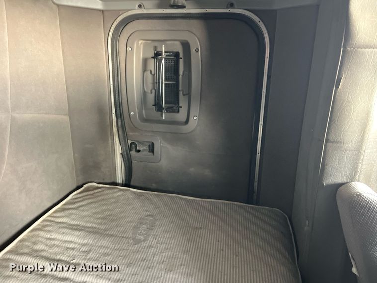 image for item DP2178 2009 Peterbilt 384  semi truck