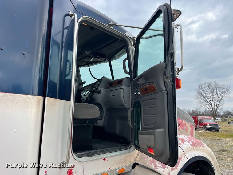 image for item DP2178 2009 Peterbilt 384  semi truck