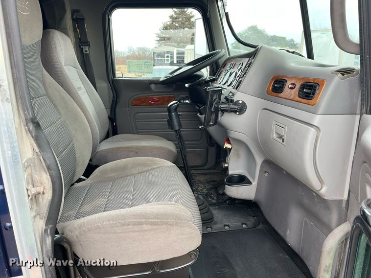 image for item DP2178 2009 Peterbilt 384  semi truck