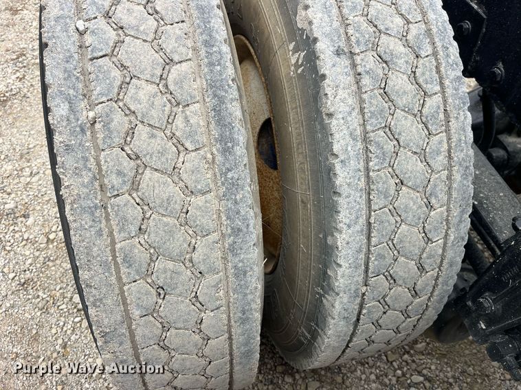 image for item DP2178 2009 Peterbilt 384  semi truck