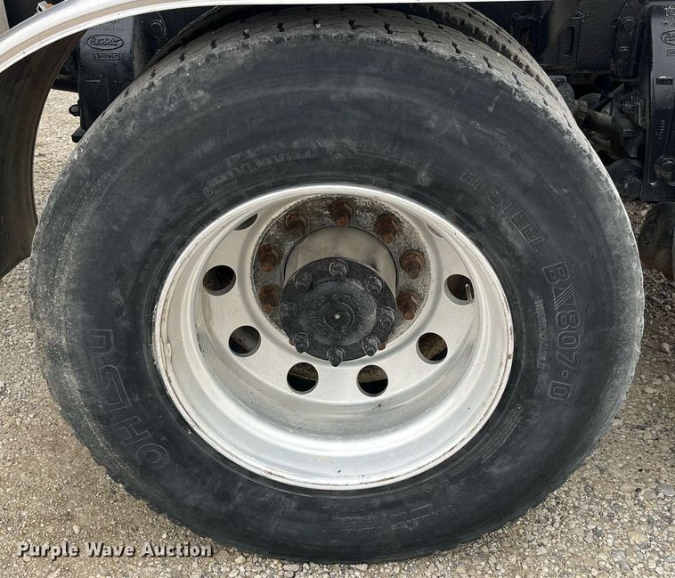 image for item DP2178 2009 Peterbilt 384  semi truck