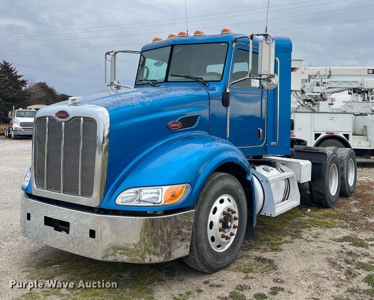 image for item DP2179 2011 Peterbilt 384  semi truck