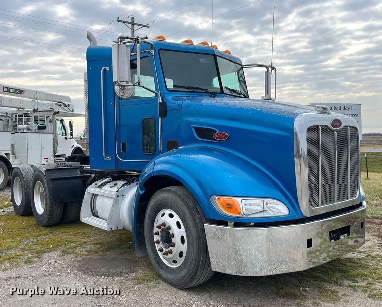 image for item DP2179 2011 Peterbilt 384  semi truck