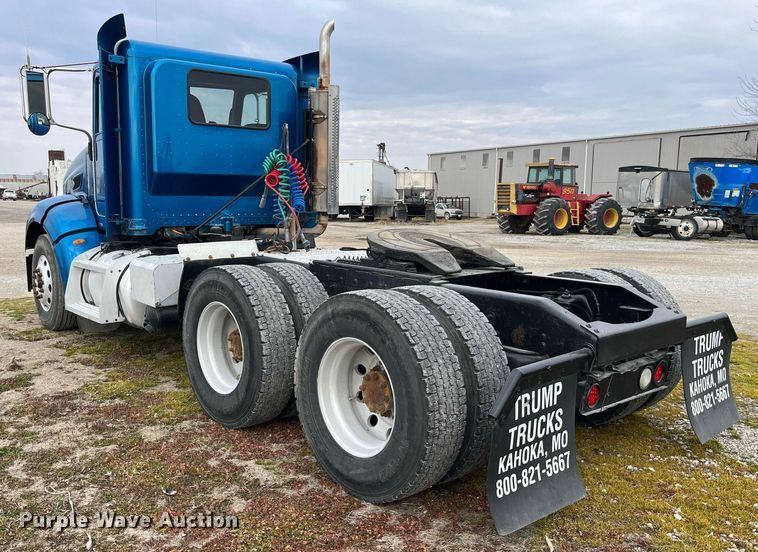 image for item DP2179 2011 Peterbilt 384  semi truck