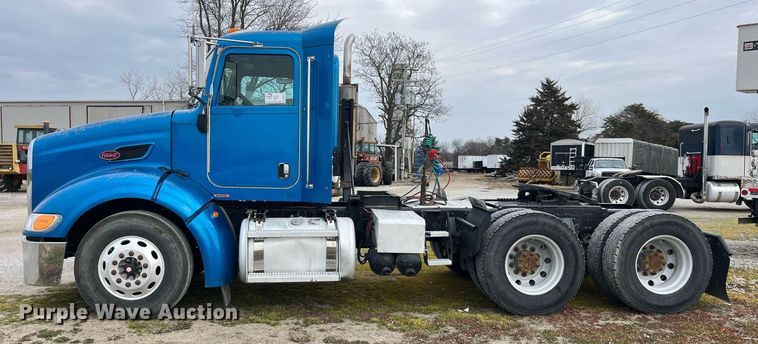 image for item DP2179 2011 Peterbilt 384  semi truck