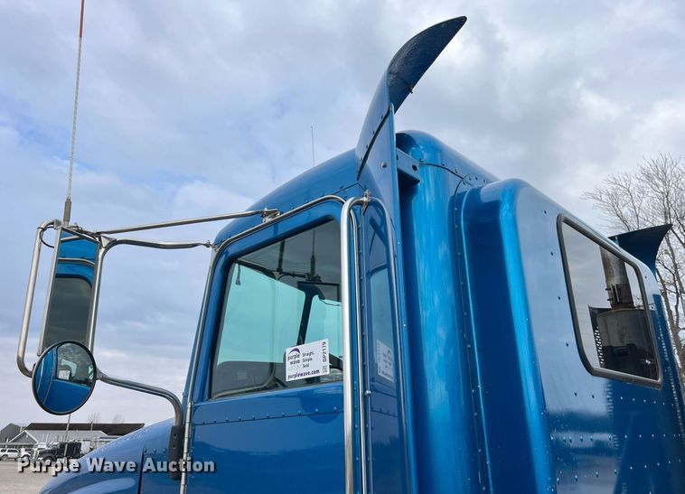 image for item DP2179 2011 Peterbilt 384  semi truck