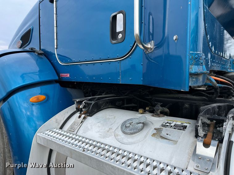 image for item DP2179 2011 Peterbilt 384  semi truck