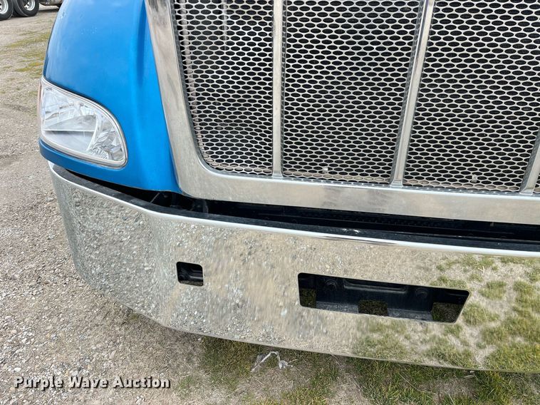 image for item DP2179 2011 Peterbilt 384  semi truck