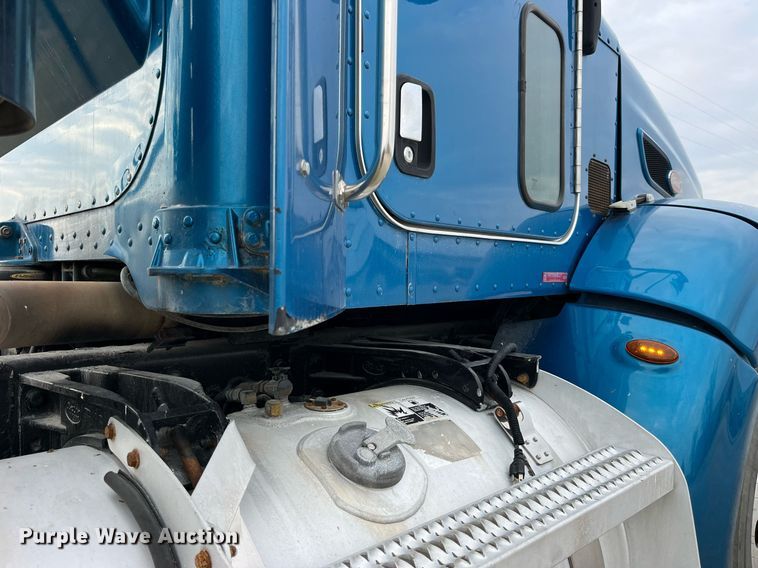 image for item DP2179 2011 Peterbilt 384  semi truck