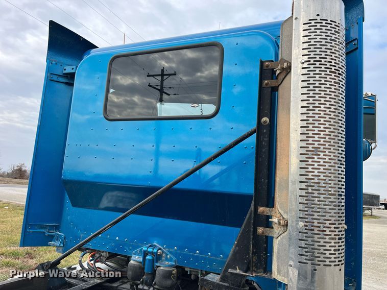 image for item DP2179 2011 Peterbilt 384  semi truck