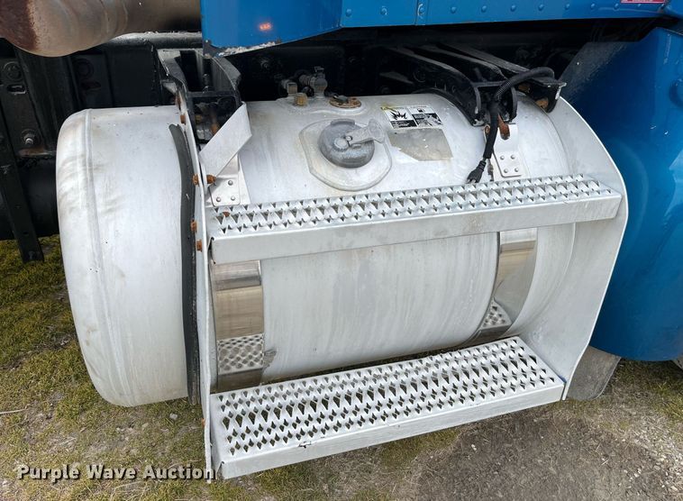 image for item DP2179 2011 Peterbilt 384  semi truck