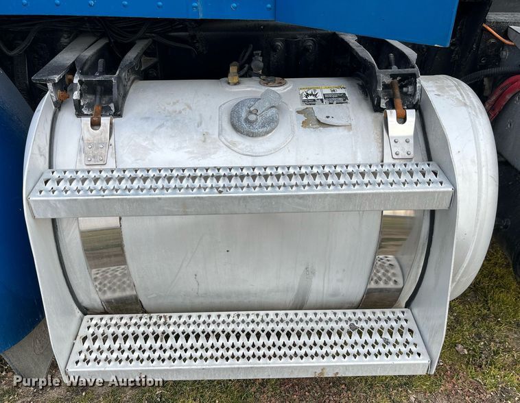 image for item DP2179 2011 Peterbilt 384  semi truck